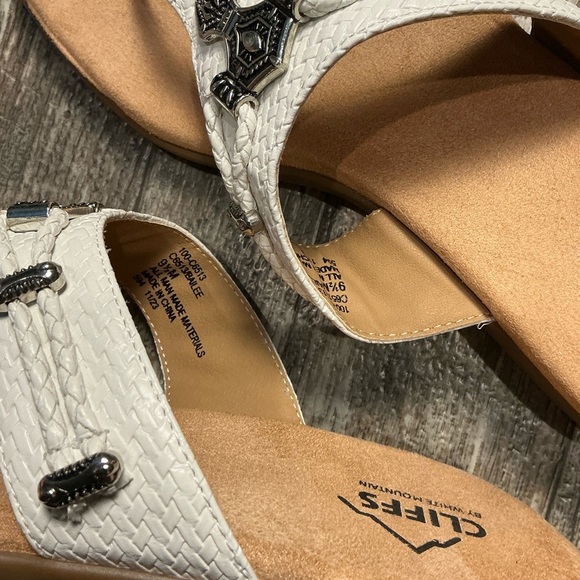 Cliffs by WHITE MOUNTAIN White and Tan Sandals Size 9.5 - Picture 6 of 12